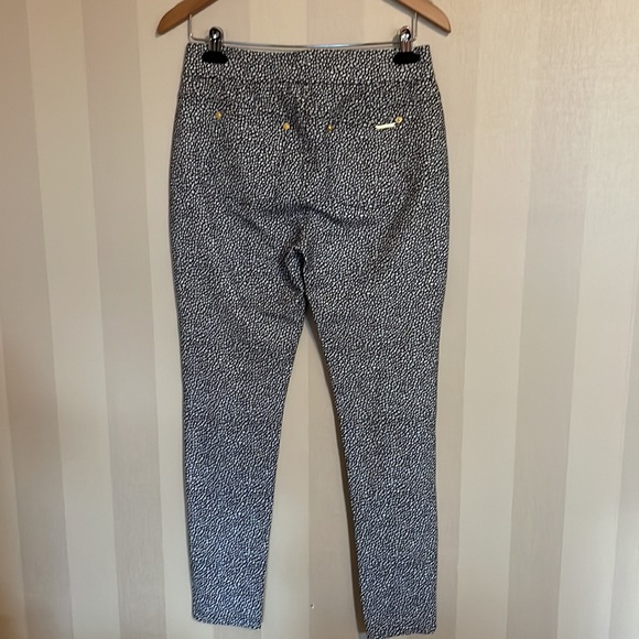 3/ $30 Michael Kors Leggings with pockets - Picture 3 of 6